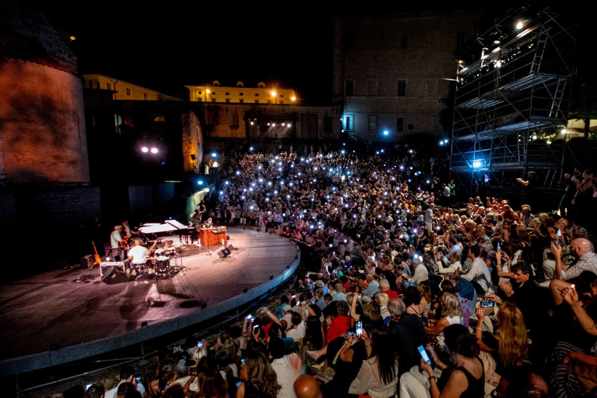Concerto affollato durante il Festival di Spoleto, luci e musica nella notte