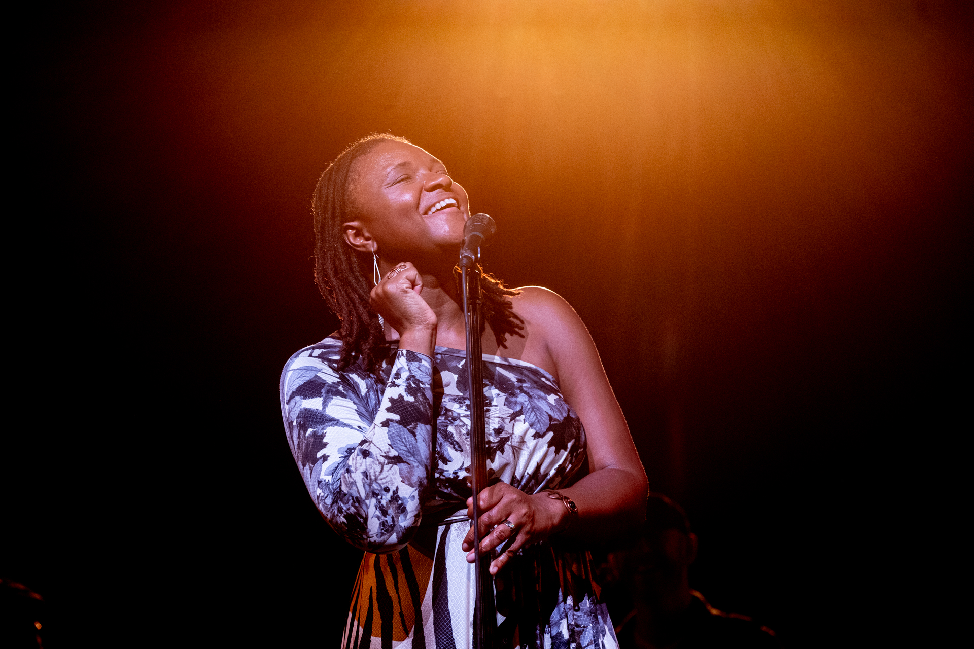 Artista emozionata si esibisce al Festival di Spoleto con passione travolgente