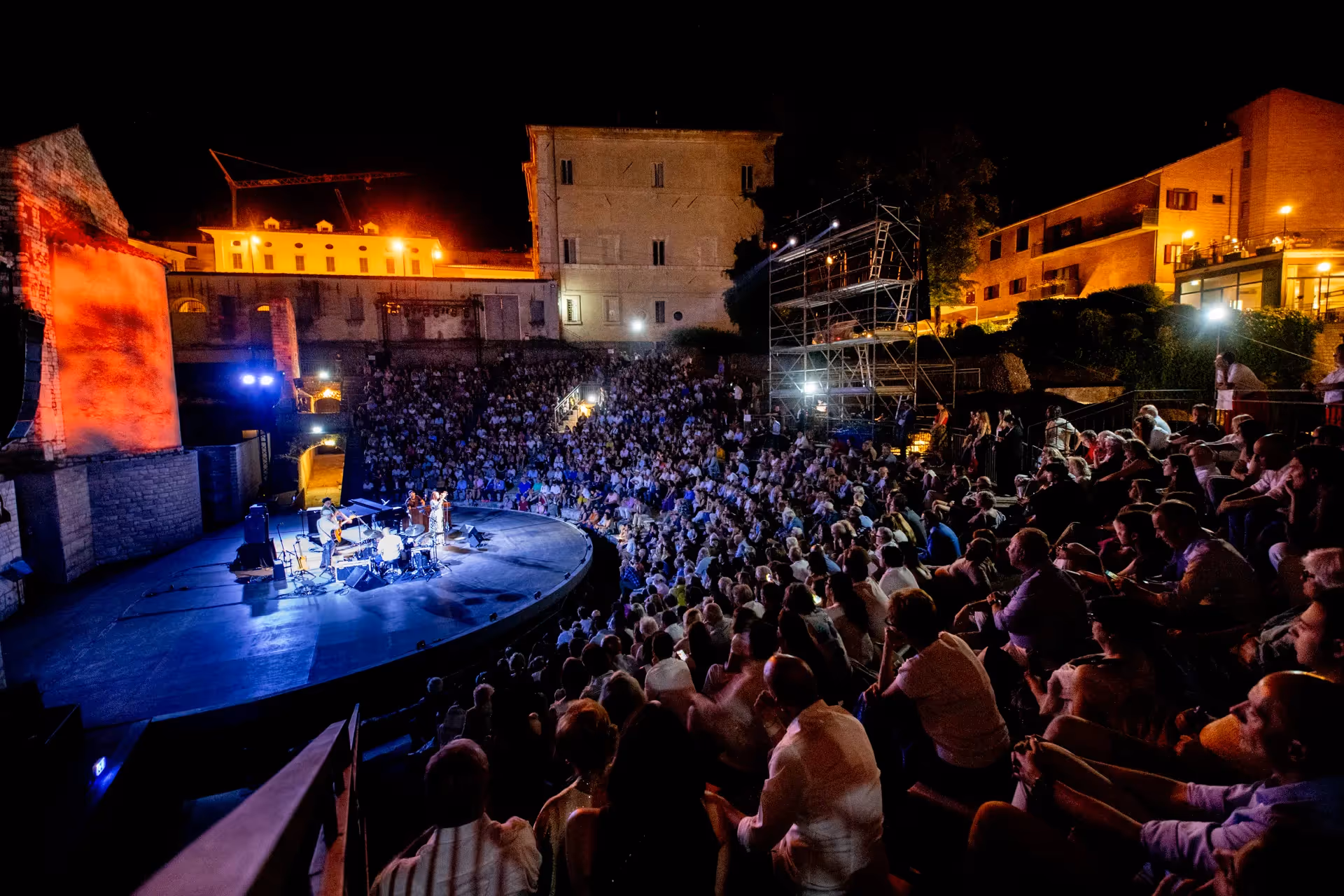 Concerto serale affollato al Festival di Spoleto con palcoscenico illuminato