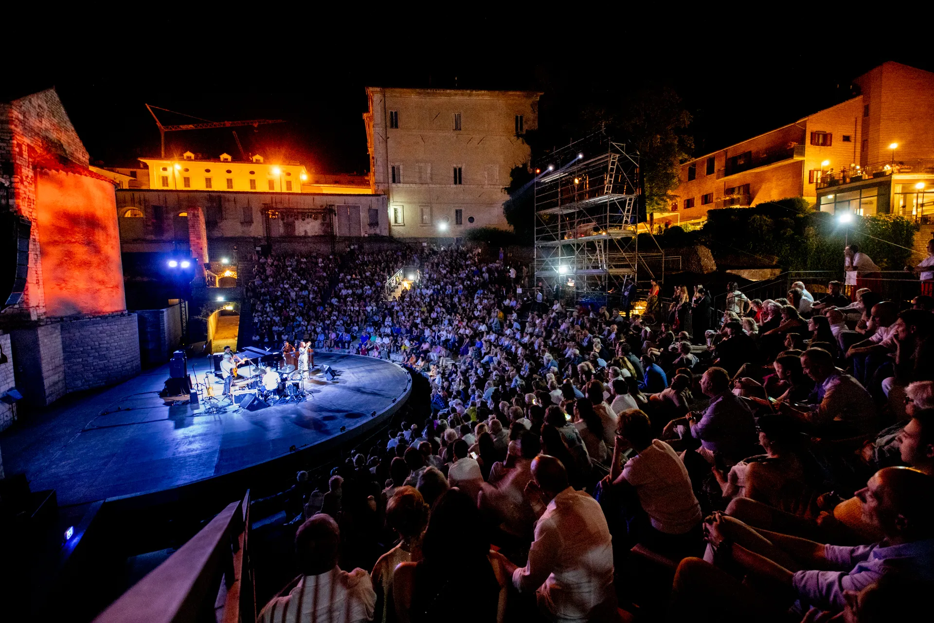 Concerto serale affollato al Festival di Spoleto con palcoscenico illuminato