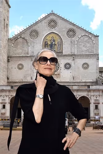 Elegante donna davanti alla cattedrale durante il Festival di Spoleto