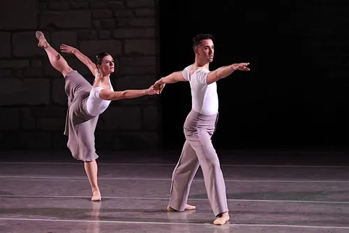 Elegante performance di danza al Festival di Spoleto, coppia in posa armoniosa