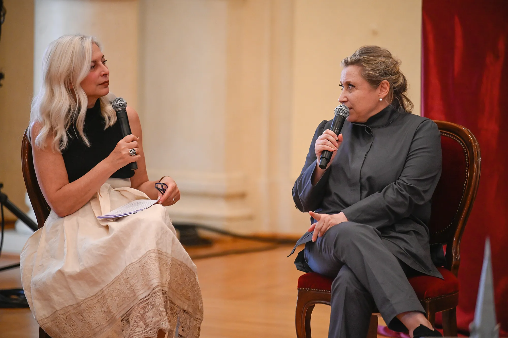 Due donne al Festival di Spoleto, conversazione intima con microfoni