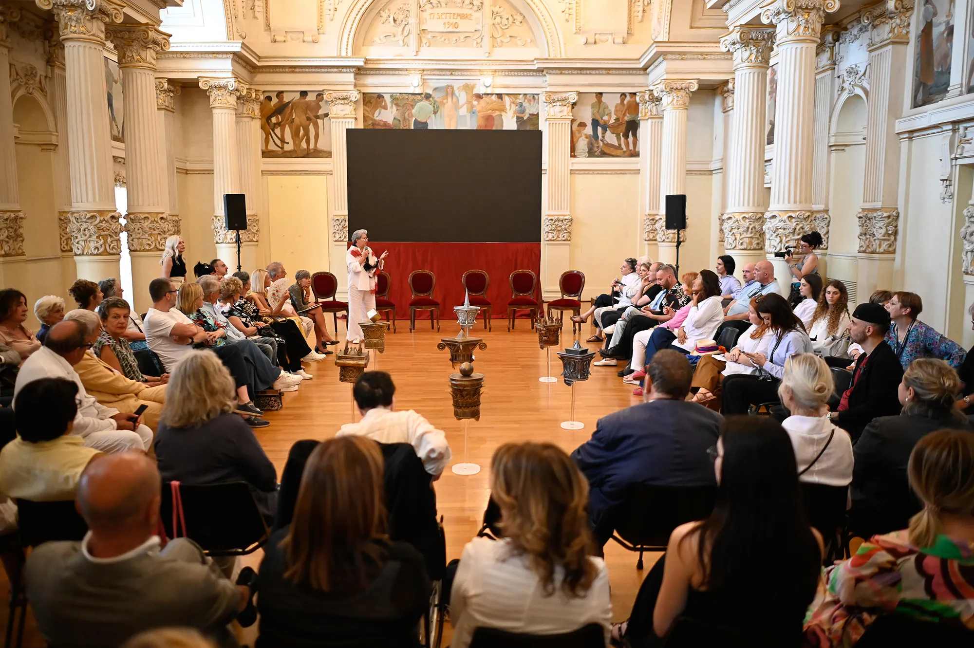 Evento del Festival di Spoleto con pubblico in sala elegante e storica