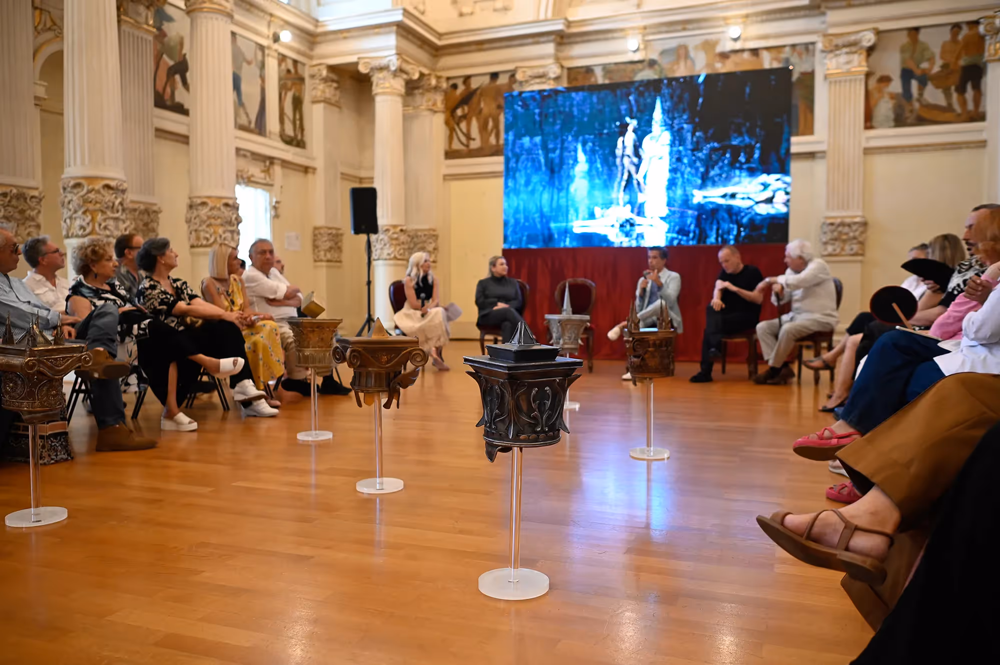Festival di Spoleto, evento culturale con relatori in sala storica elegante