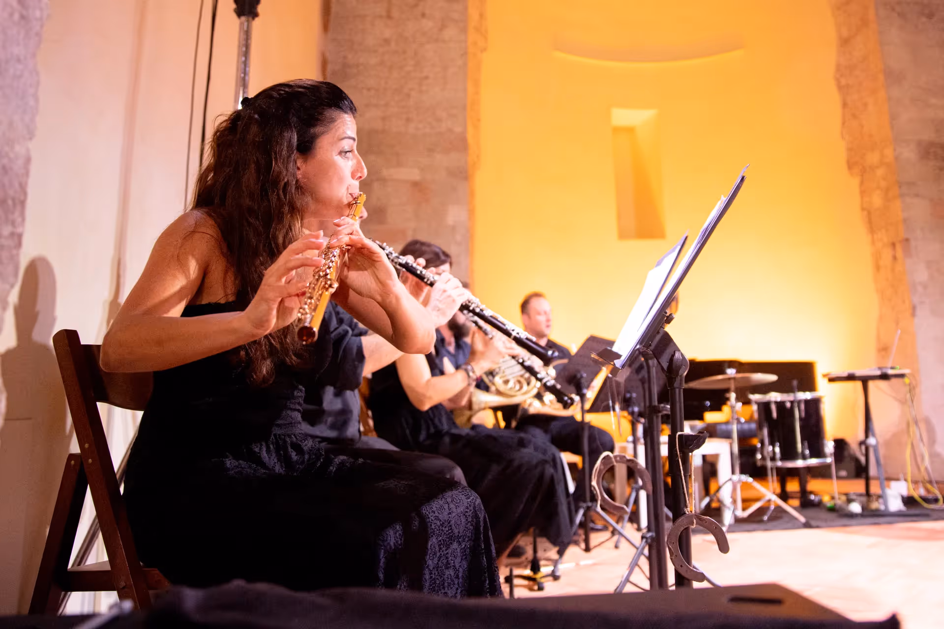 Musicista suona flauto durante il Festival di Spoleto, concerto elegante