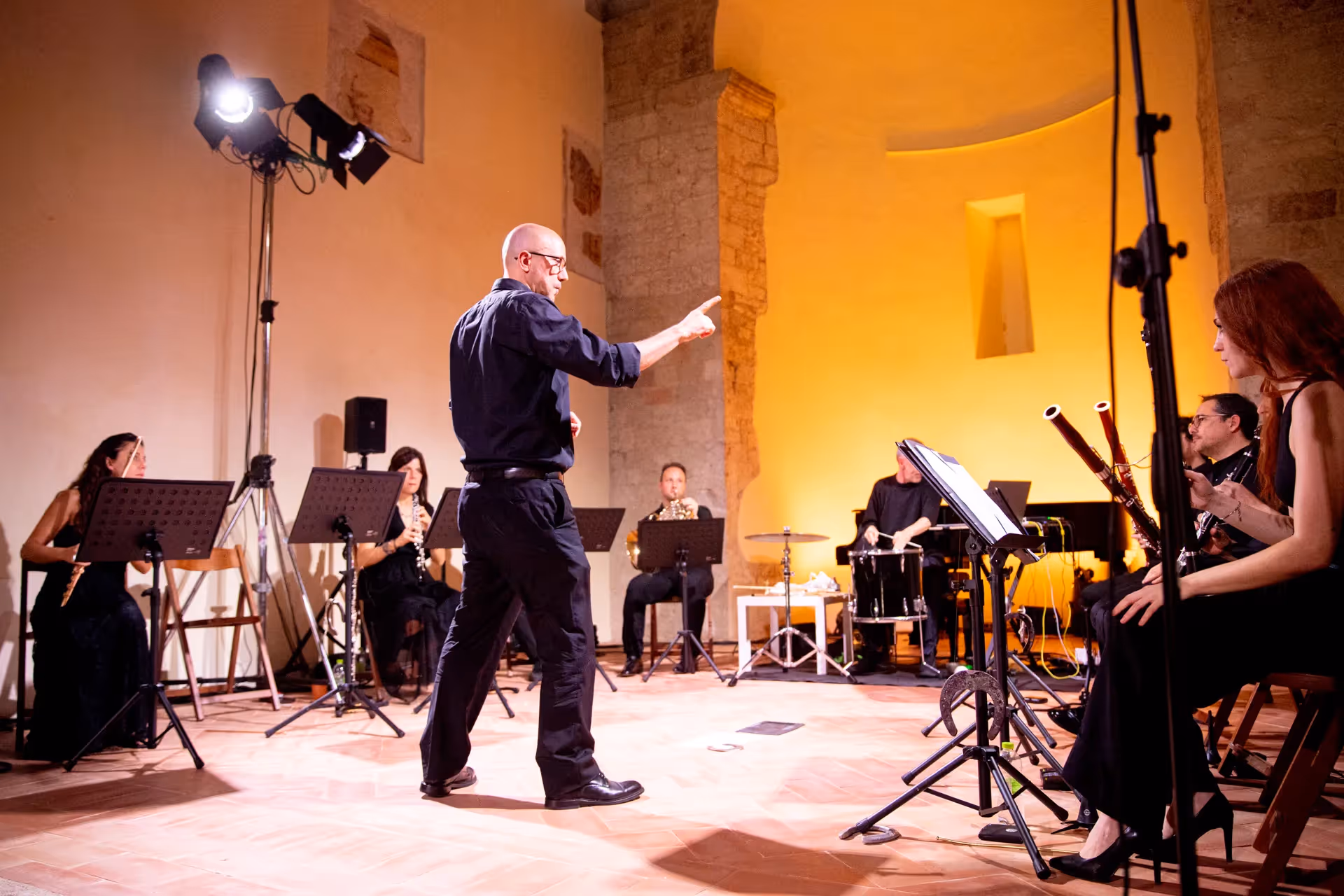 Concerto al Festival di Spoleto con ensemble musicale in abito nero
