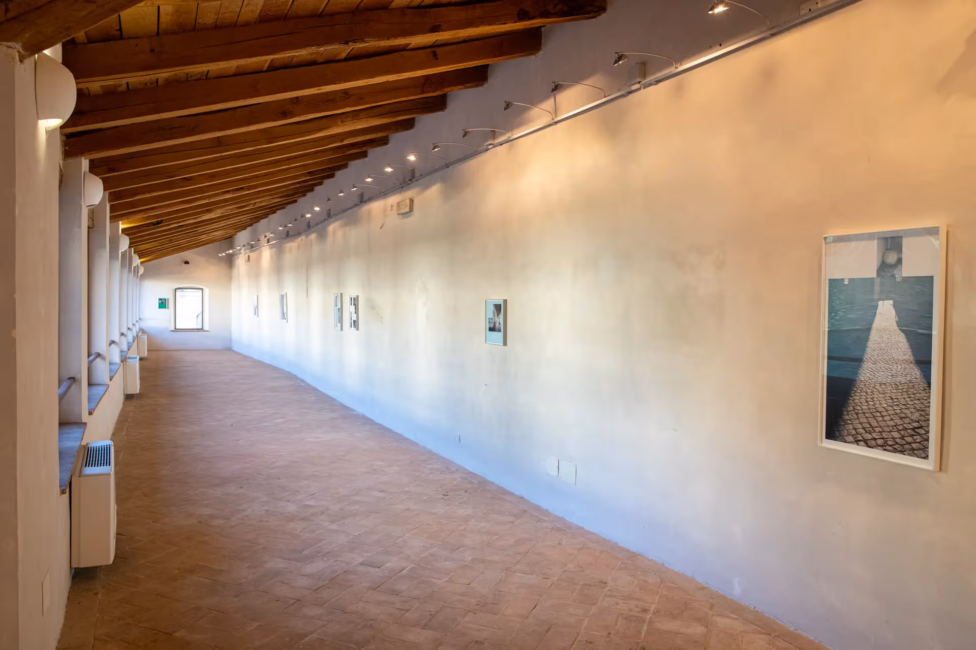 Galleria espositiva durante il Festival di Spoleto, pareti bianche e fotografie