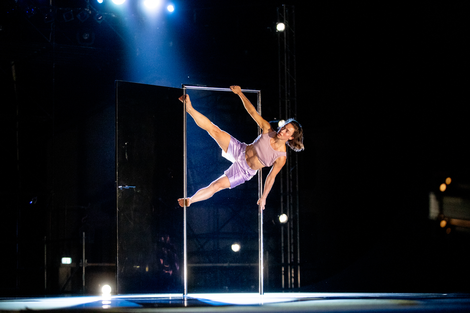Artista di pole dance durante il Festival di Spoleto, esibizione acrobatica