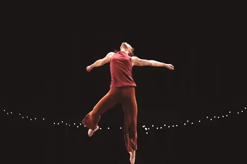Danzatore in rosso sul palco durante il Festival di Spoleto