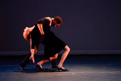 Danzatori in equilibrio sul palco del Festival di Spoleto, movimento drammatico