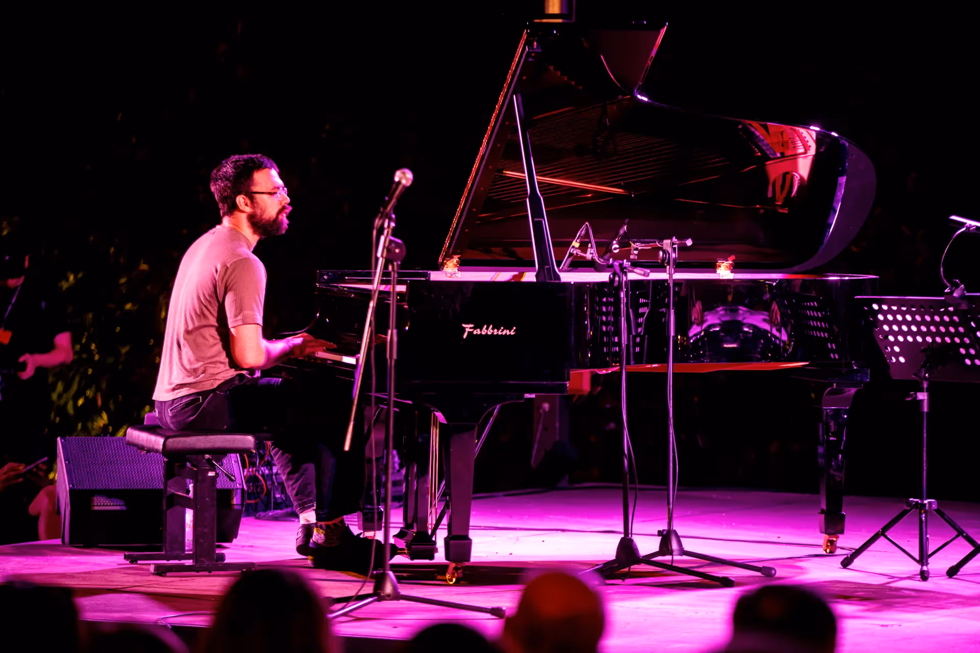 Esibizione di pianoforte al Festival di Spoleto con illuminazione rosa intensa