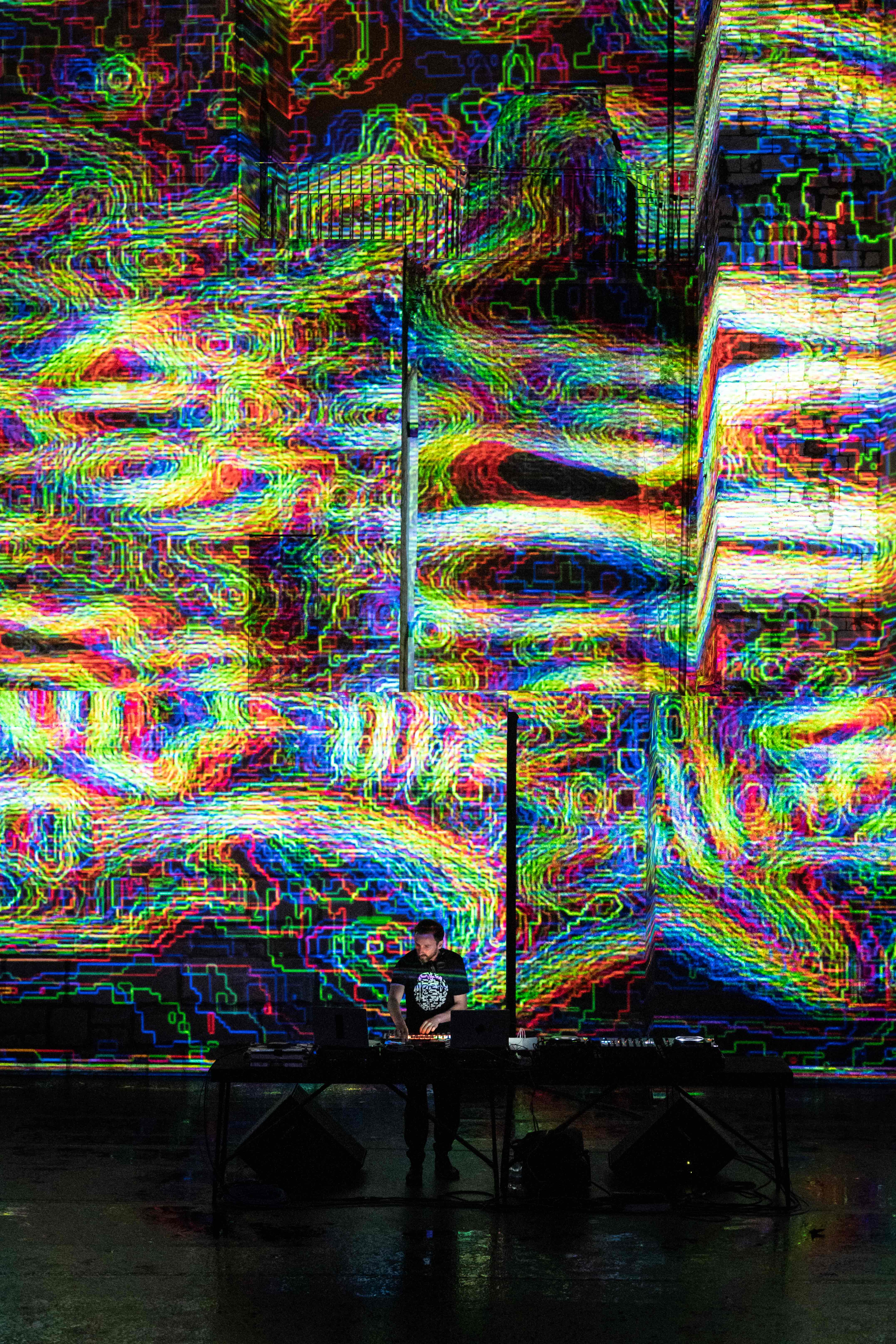 Performance digitale al Festival di Spoleto con visualizzazioni psichedeliche multicolori