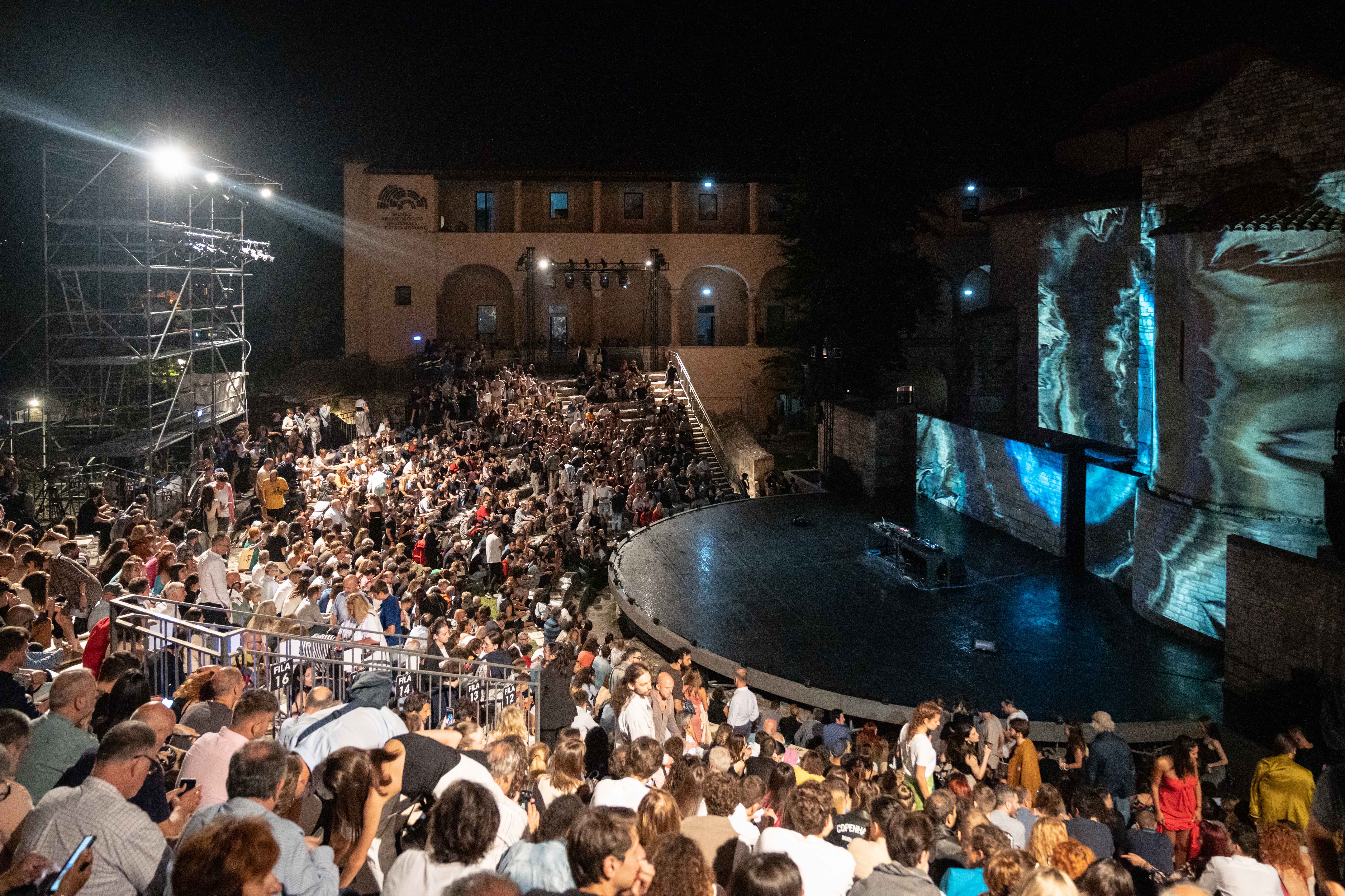 Affollata serata al Festival di Spoleto con spettacolo sul palco illuminato