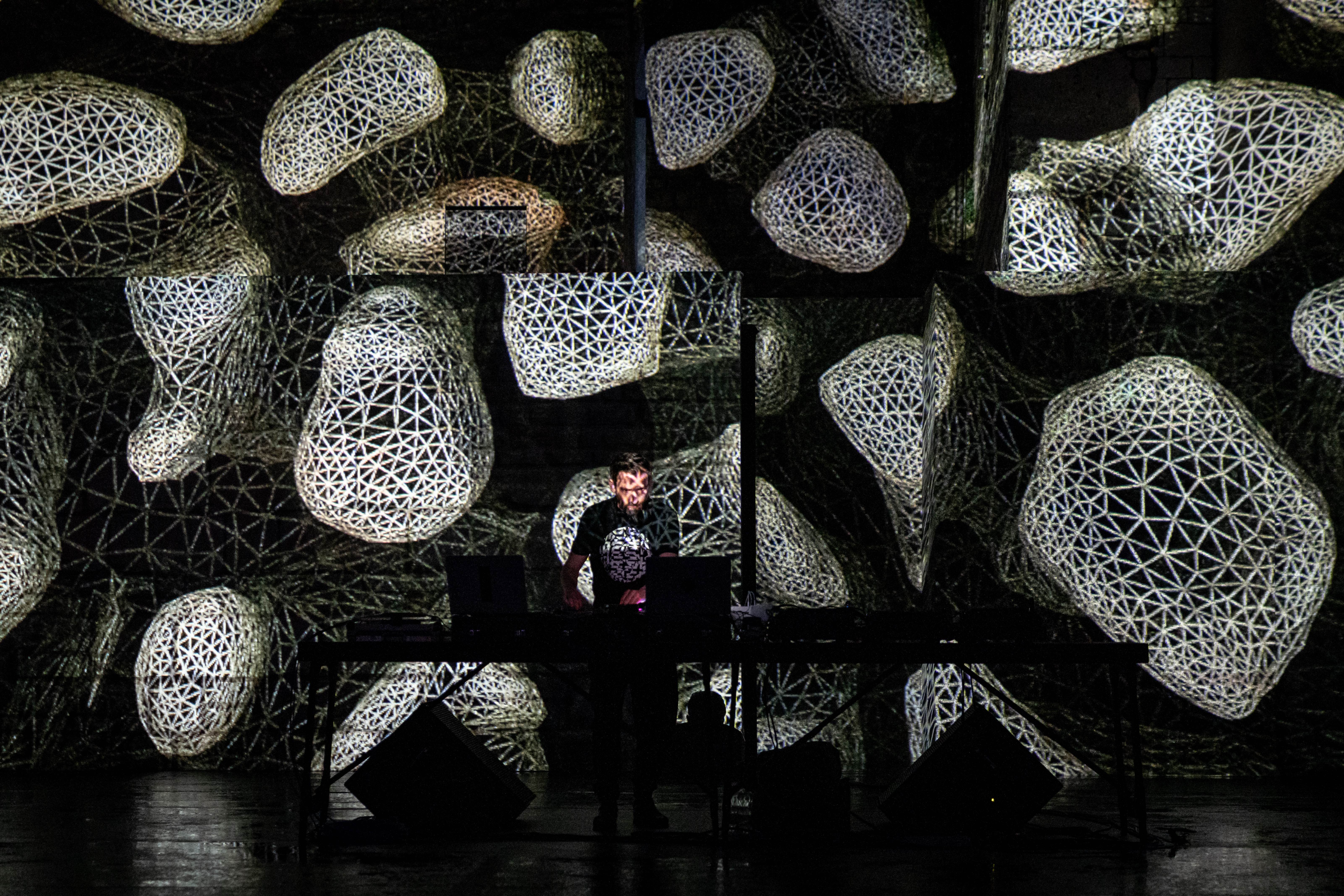 Installazione artistica geometrica al Festival di Spoleto con sfere intrecciate