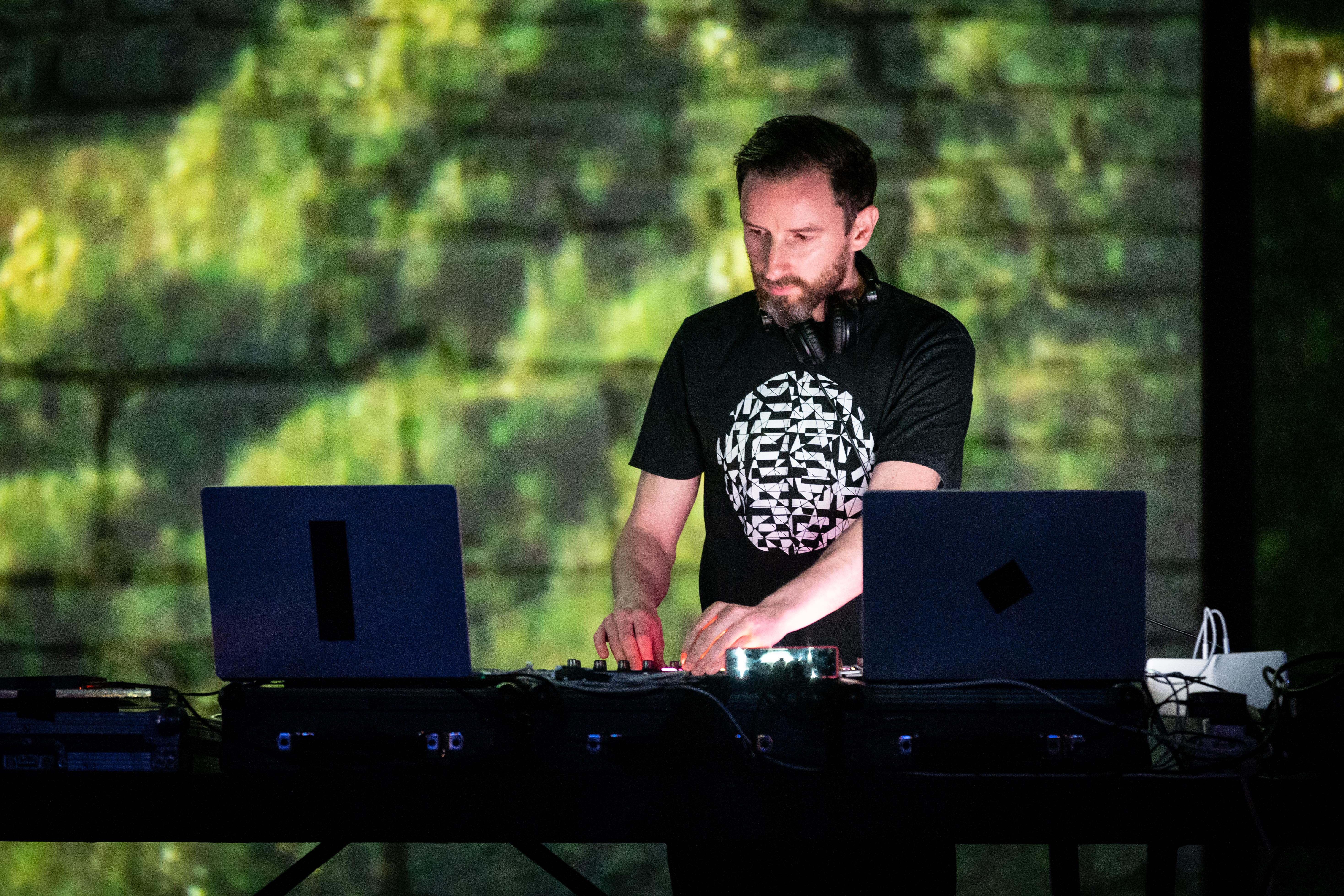 DJ al Festival di Spoleto suona tra laptop e controller elettronici