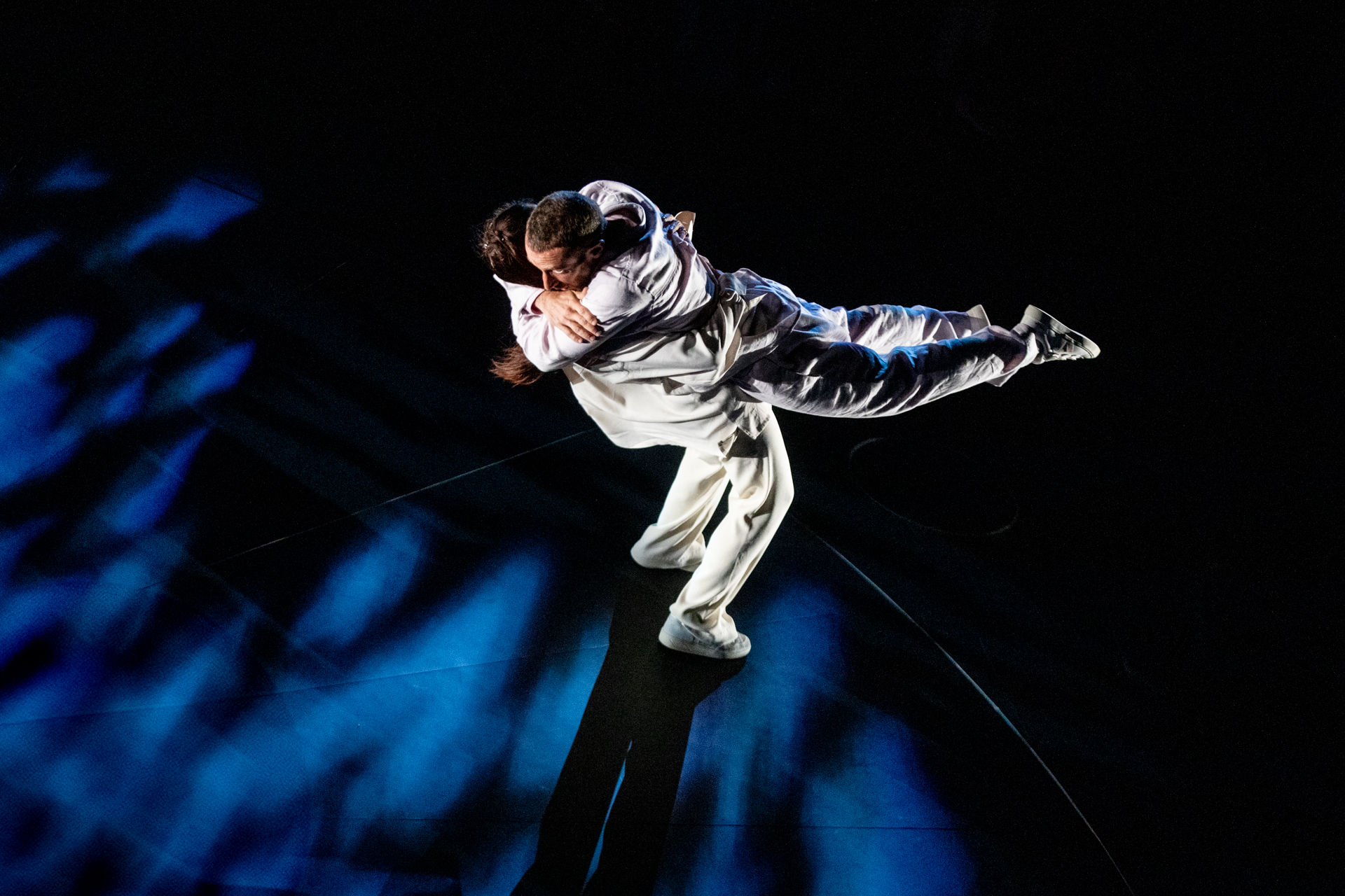 Esibizione di danza al Festival di Spoleto, coppia in abbraccio drammatico
