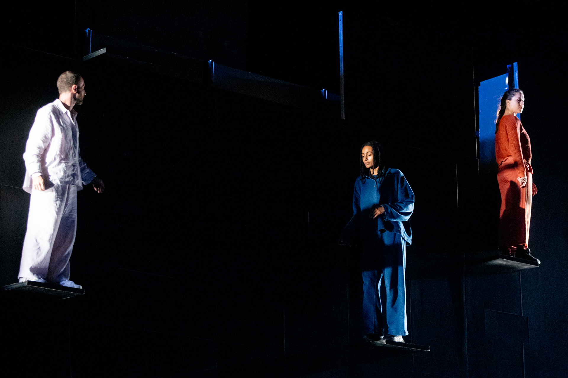 Performance artistica al Festival di Spoleto con tre figure su pedane isolate