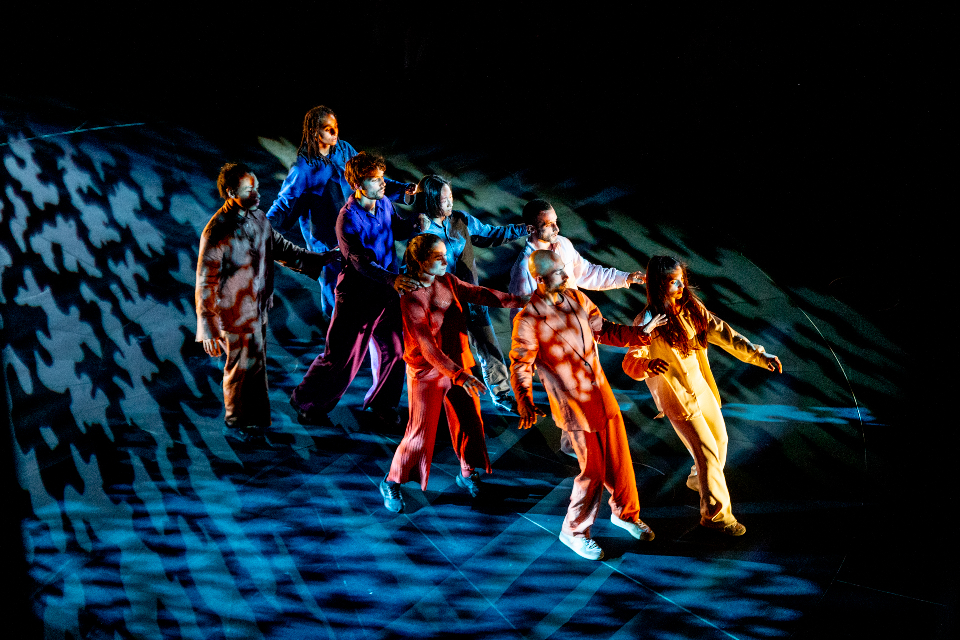 Performers colorati sul palco durante il Festival di Spoleto
