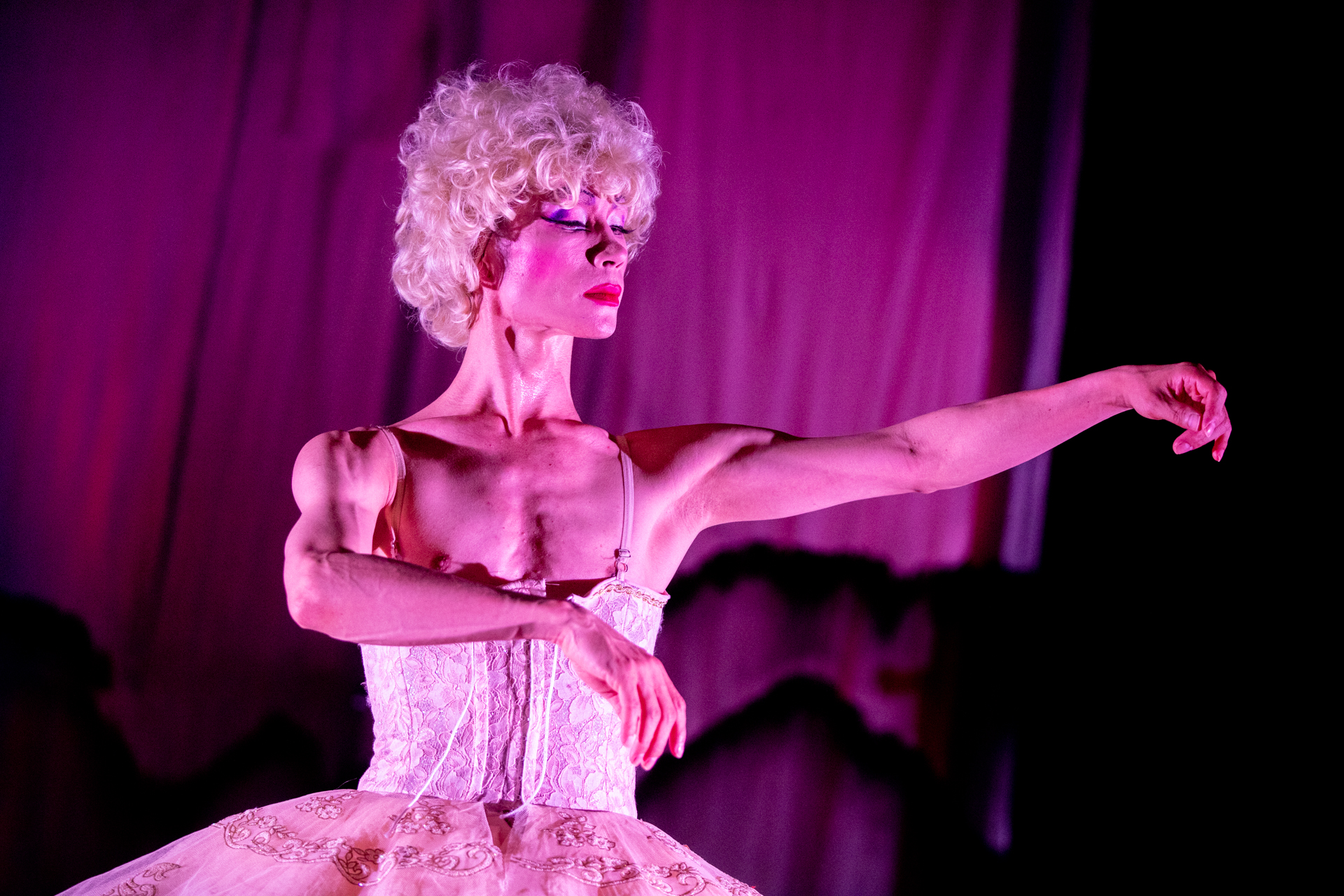Performance artistica di danza al Festival di Spoleto, ballerino in rosa