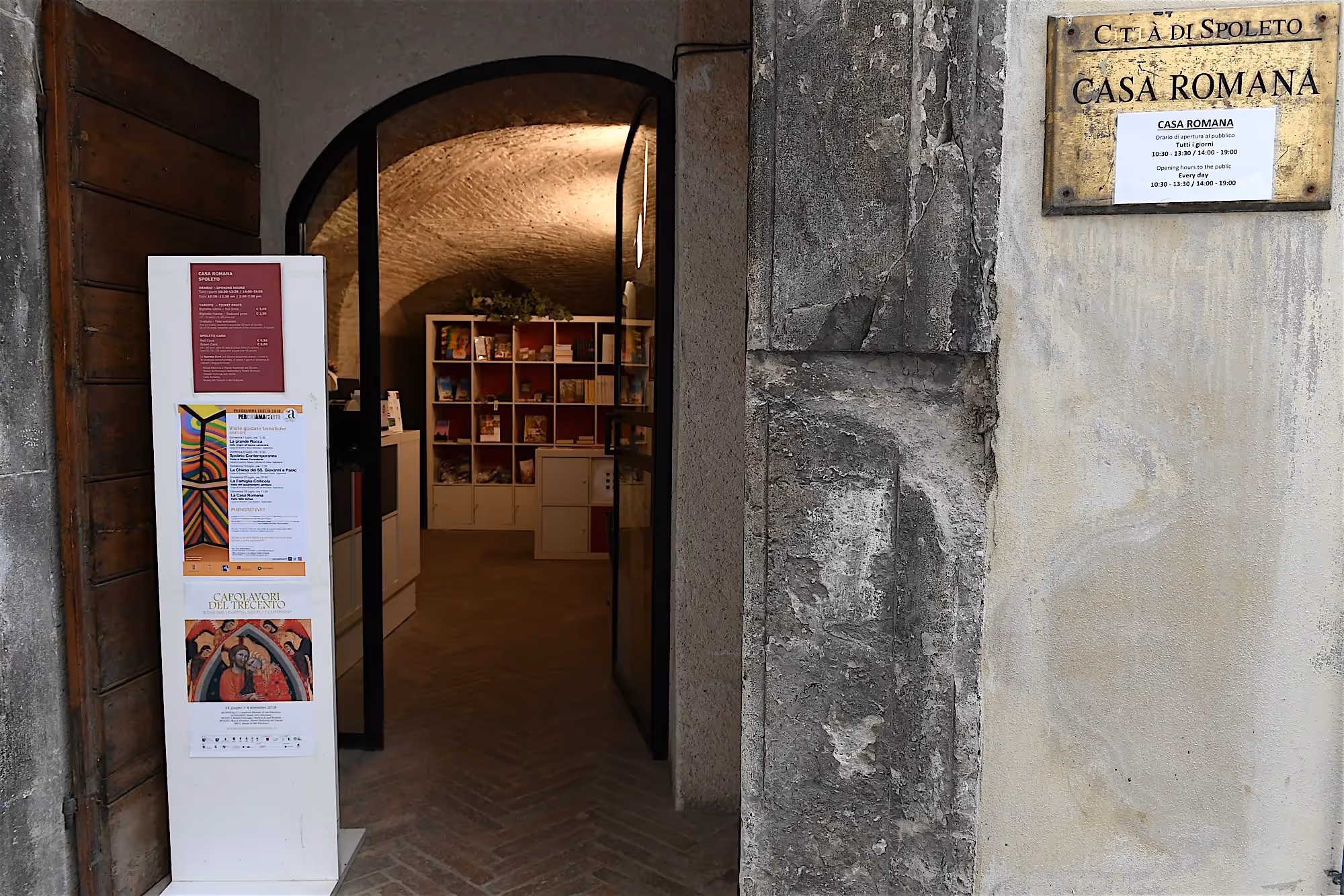 Ingresso della Casa Romana durante il Festival di Spoleto con manifesti espositivi