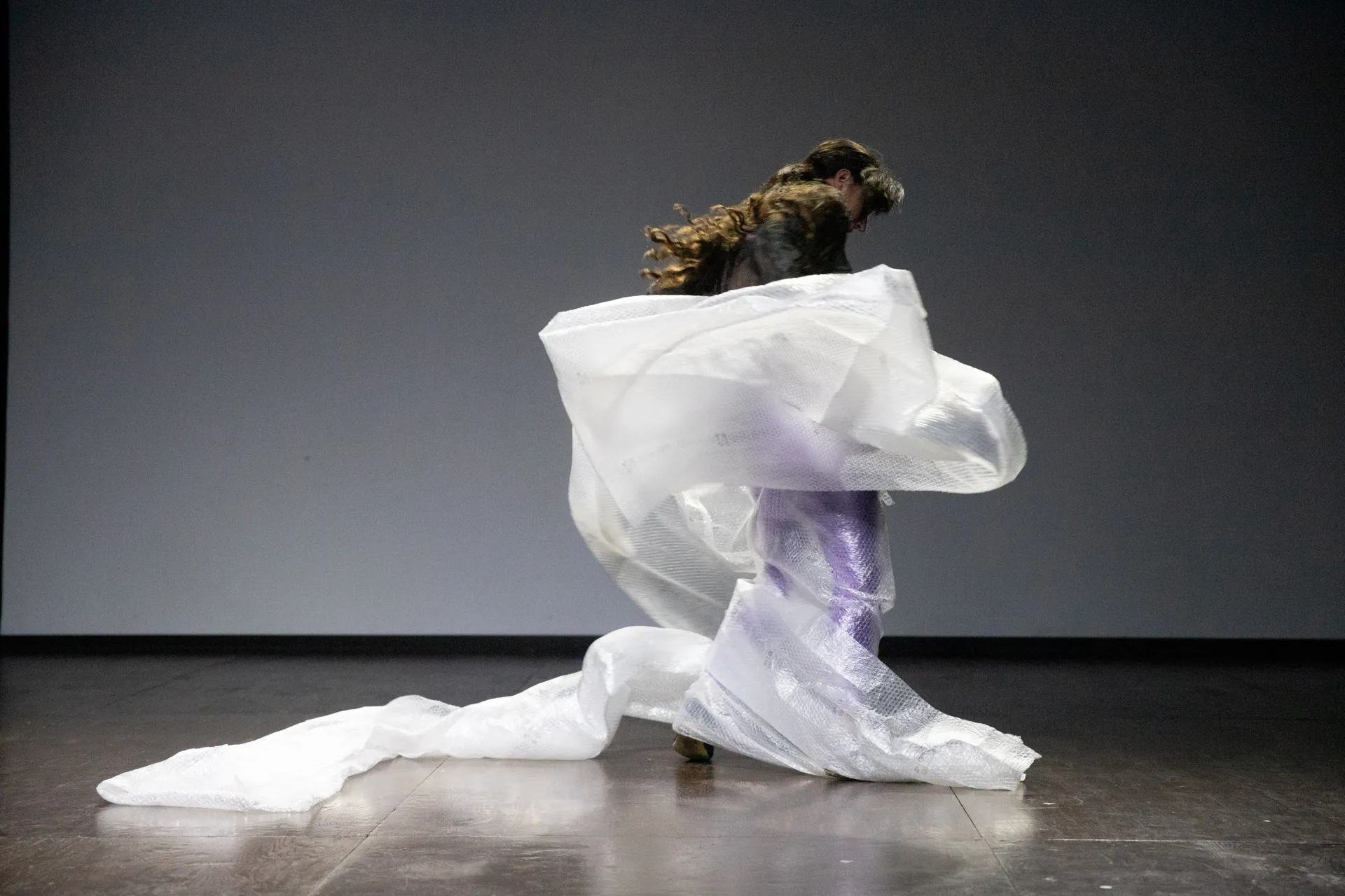 Performer avvolto in tessuto bianco al Festival di Spoleto, danza drammatica