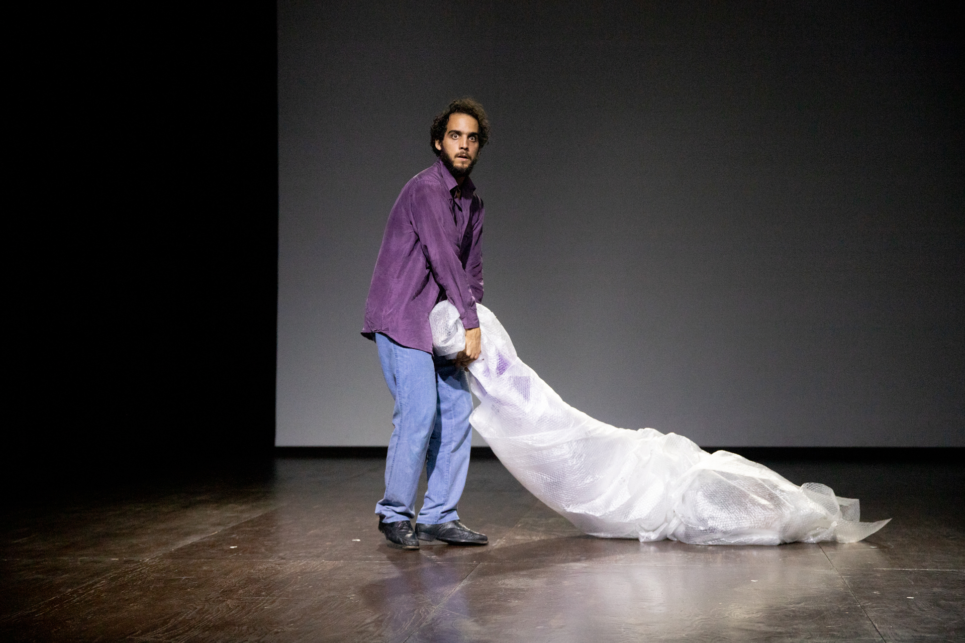 Performer in viola al Festival di Spoleto con grande stoffa bianca scenica