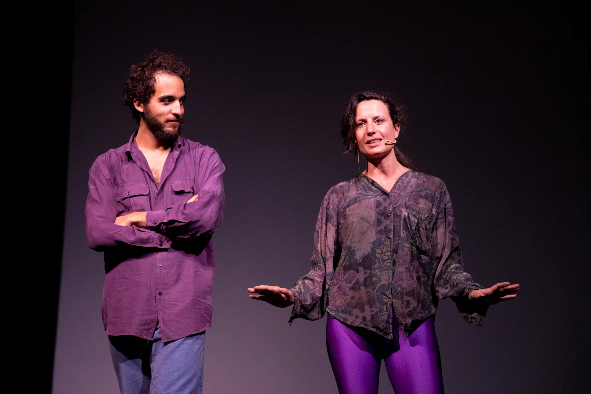 Attori sul palco al Festival di Spoleto, in abbigliamento viola vibrante