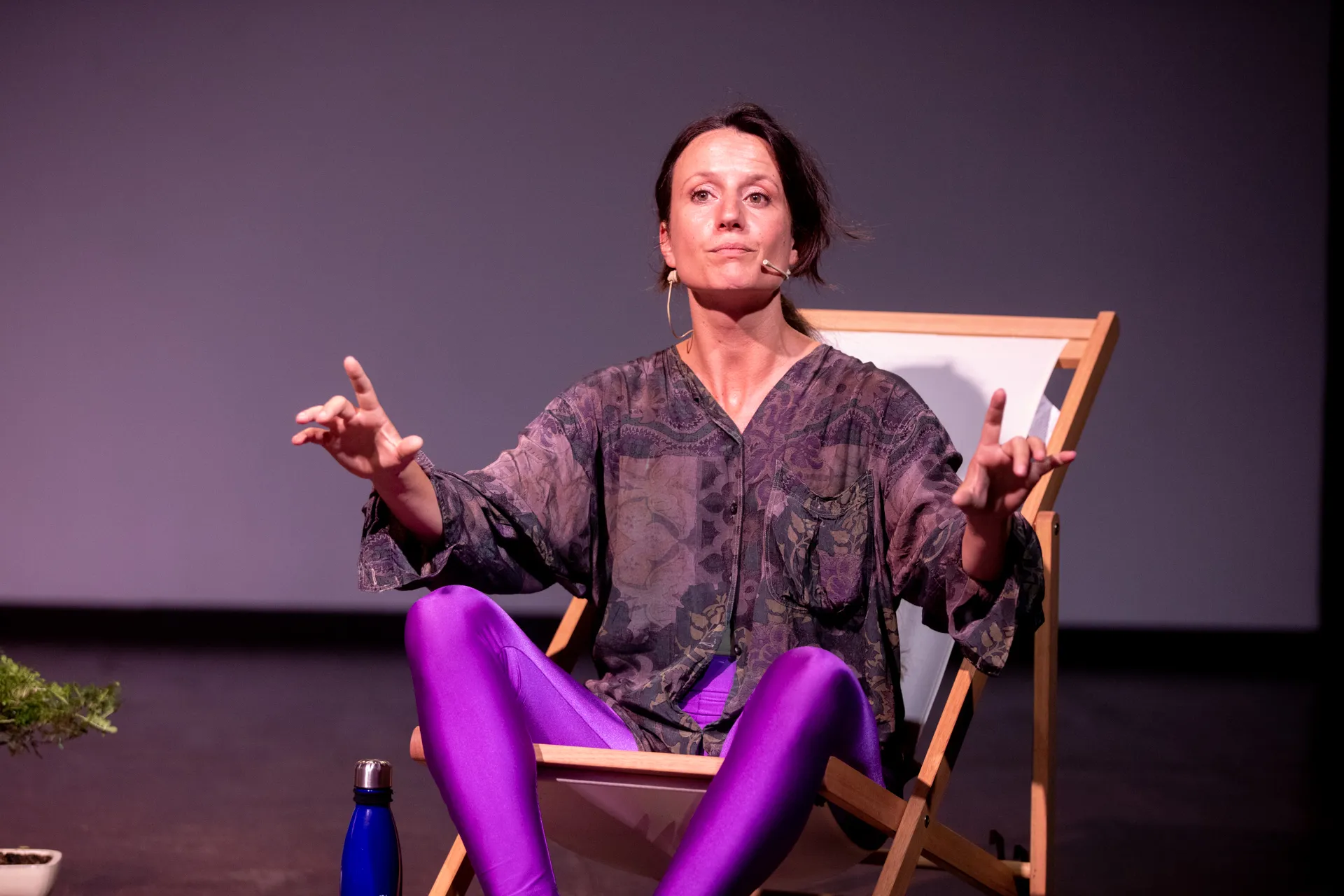 Performance teatrale al Festival di Spoleto con attrice in viola