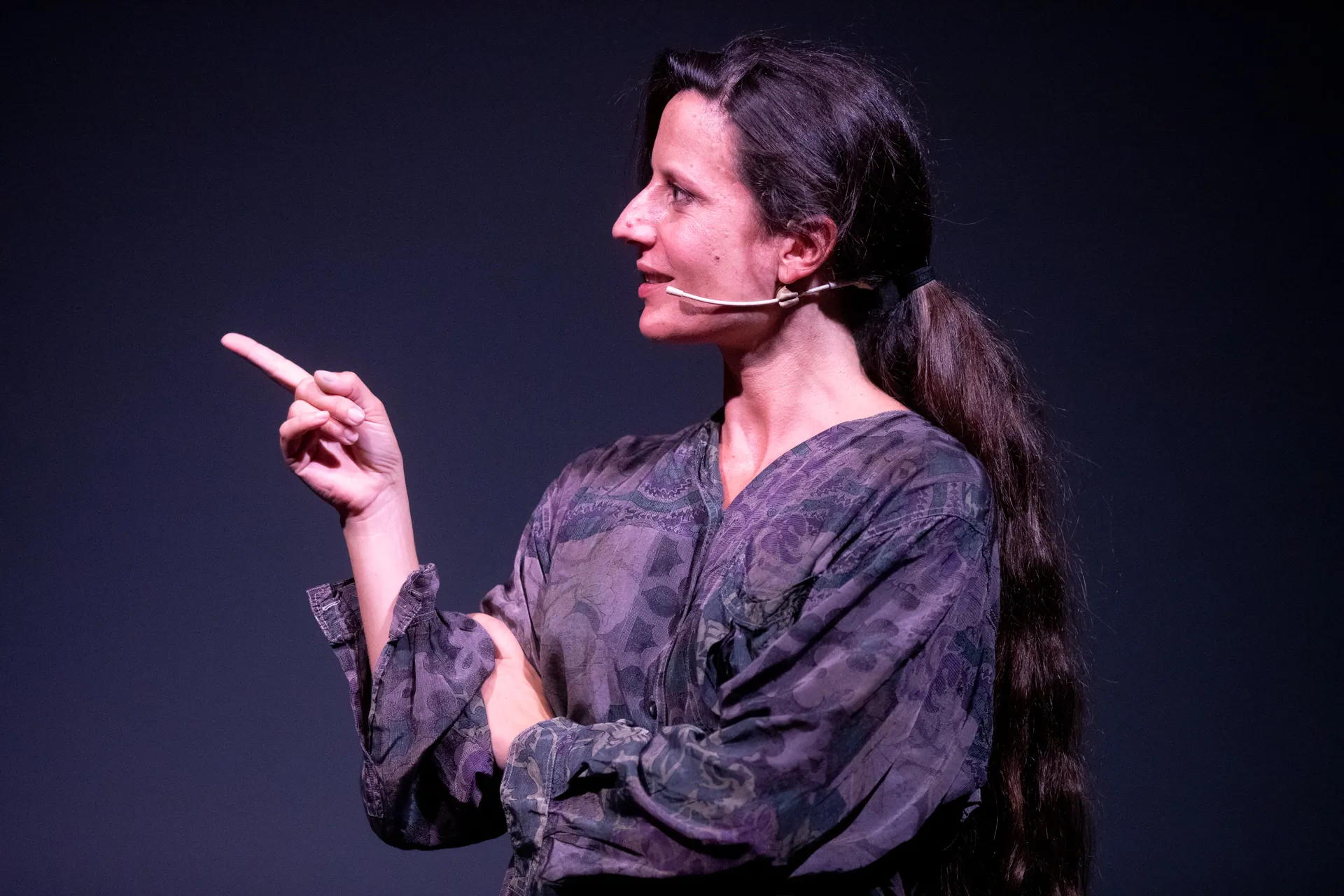 Attrice sul palco al Festival di Spoleto, in posa teatrale con microfono