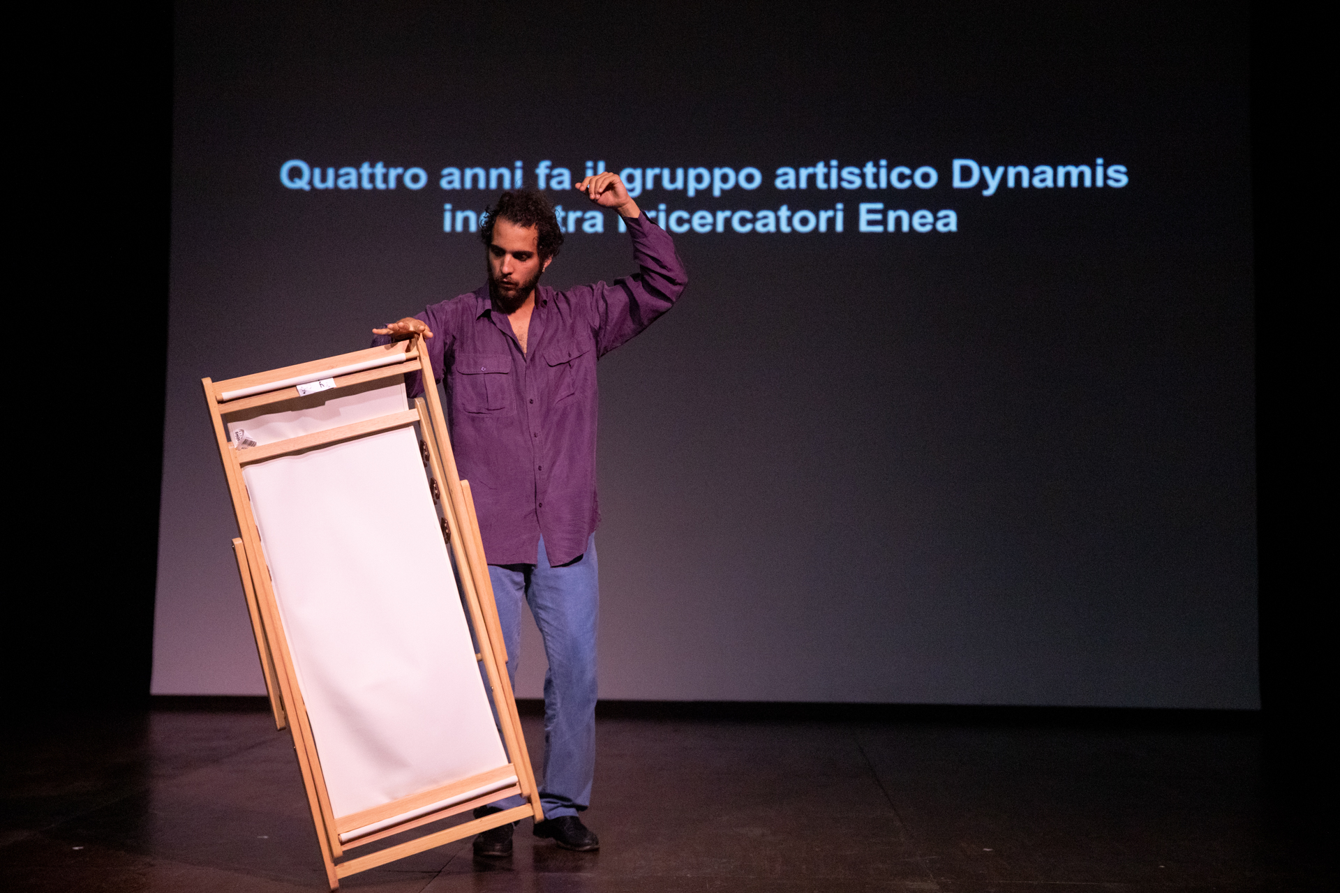 Performer al Festival di Spoleto con cavalletto, gruppo artistico Dinamis in scena