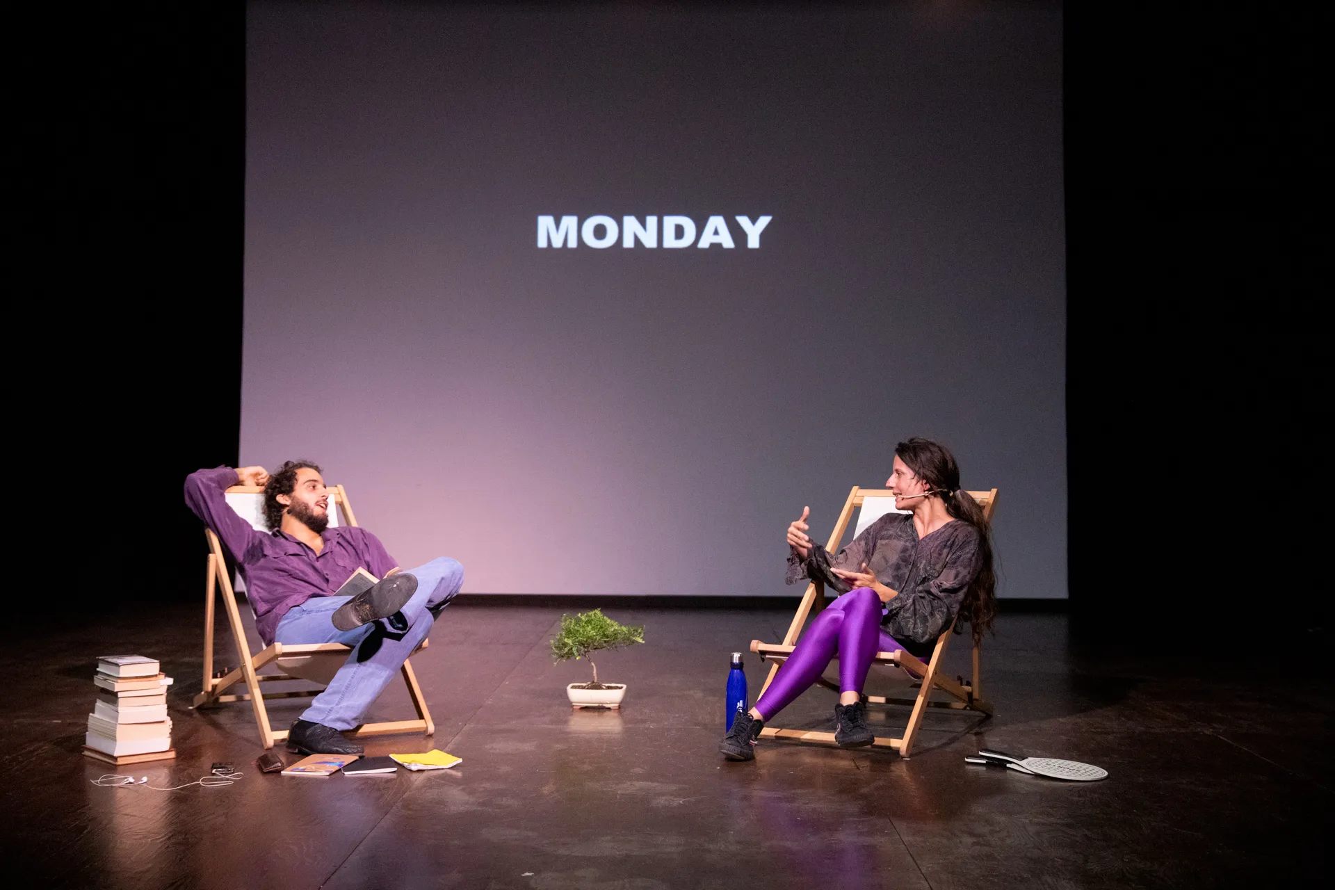 Spettacolo teatrale al Festival di Spoleto con due performer su sedie a sdraio