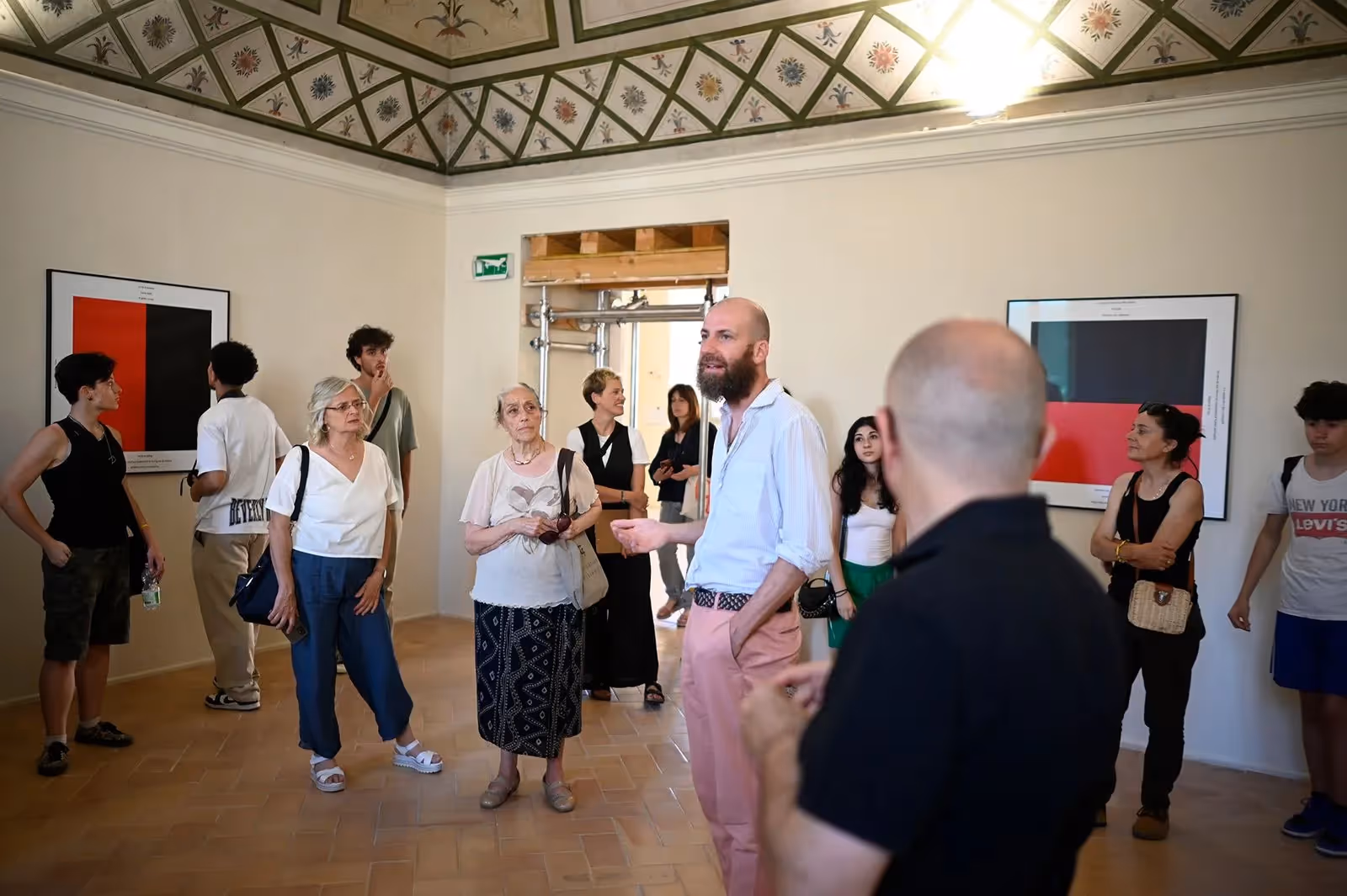 Visitatori alla mostra d'arte durante il Festival di Spoleto