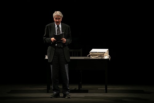 Relatore sul palco durante il Festival di Spoleto, legge da un documento