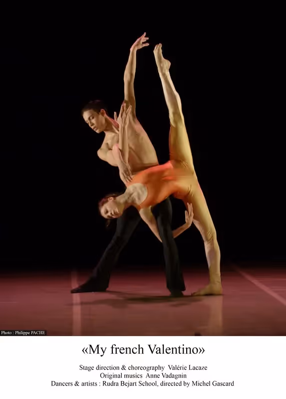 Danzatori del Festival di Spoleto in una performance artistica di danza contemporanea