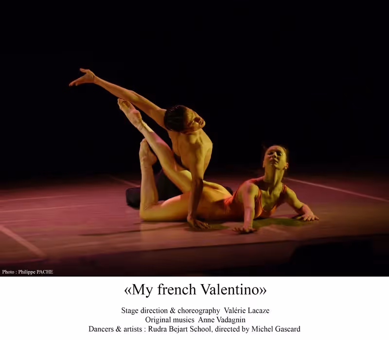 Danzatori nel Festival di Spoleto, esibizione di danza moderna appassionata