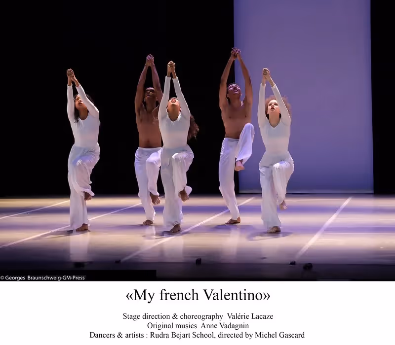 Danzatori in bianco al Festival di Spoleto, movimenti sincronizzati sul palco