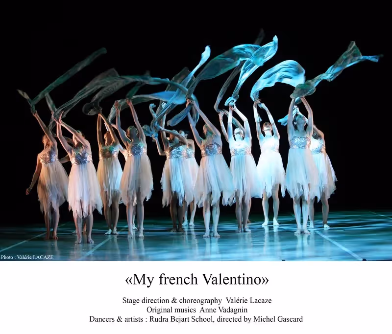 Balletto "My French Valentino" al Festival di Spoleto, danzatori in bianco e blu