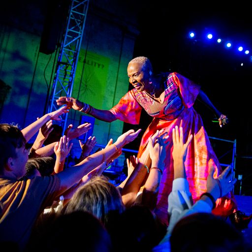 Performer vibrante al Festival di Spoleto, interagisce con il pubblico entusiasta