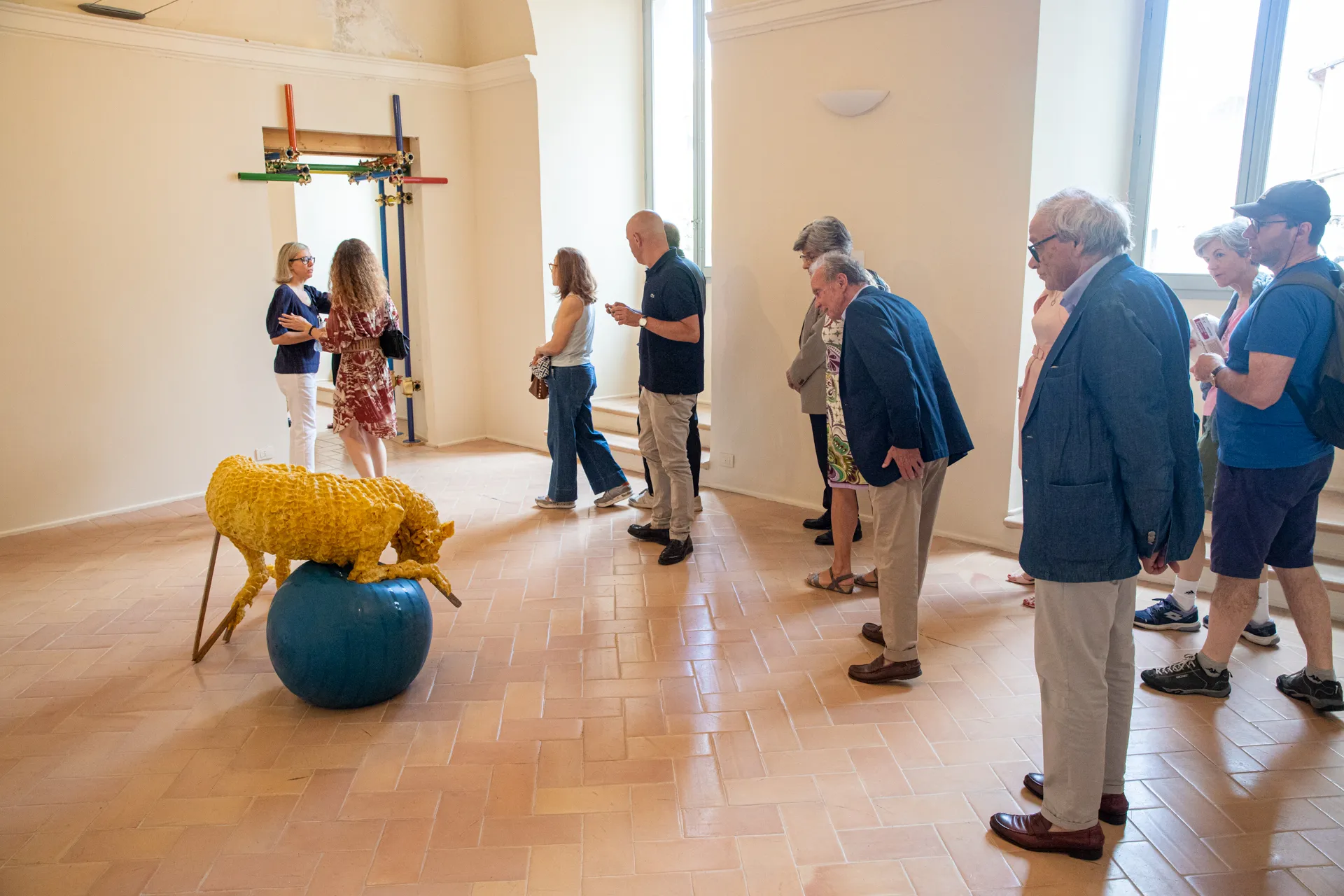 Mostra d'arte durante il Festival di Spoleto con installazione di pecora gialla