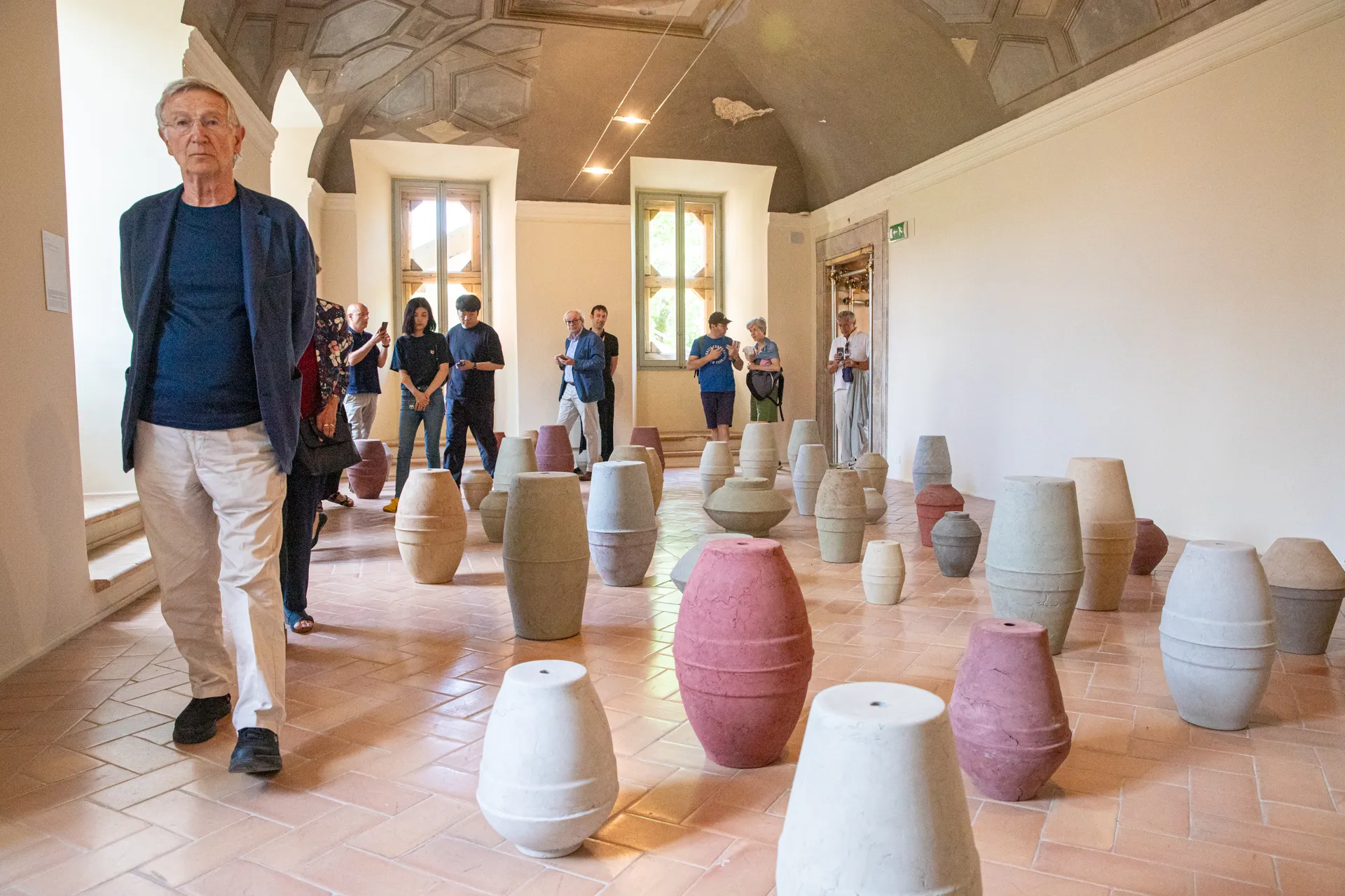 Installazione artistica di ceramiche colorate al Festival di Spoleto