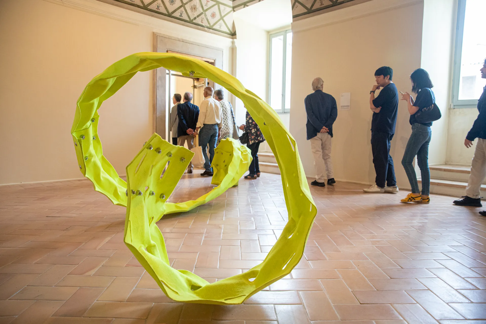 Scultura verde al Festival di Spoleto, visitatori ammirati nell'elegante spazio espositivo
