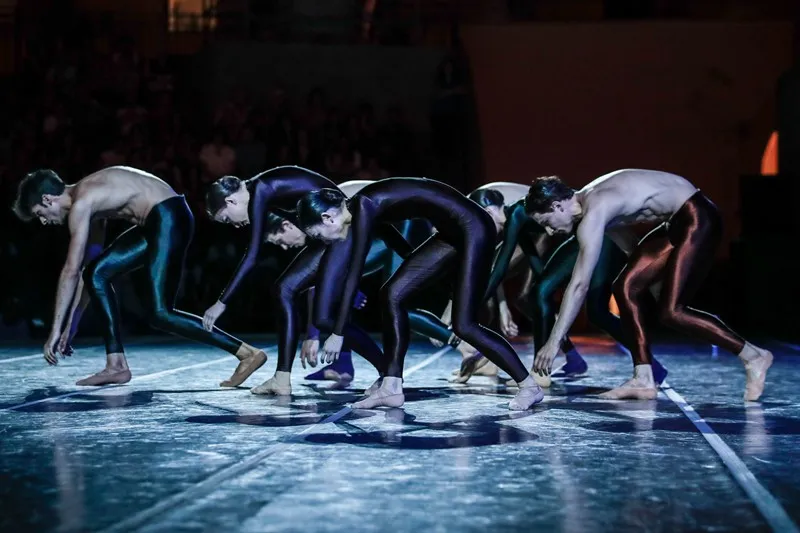 Performers di danza contemporanea al Festival di Spoleto, movimento sincrono