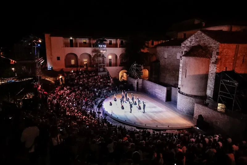 Performance notturna al Festival di Spoleto, palcoscenico storico affollato