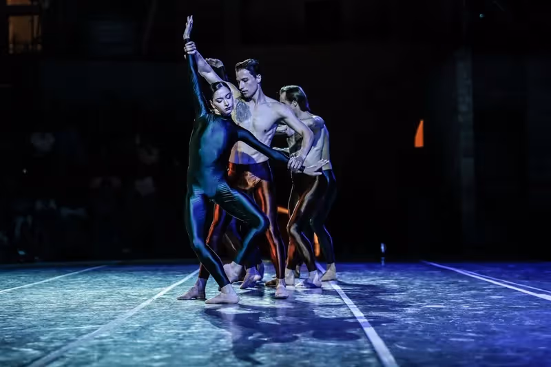 Performers di danza al Festival di Spoleto, movimento artistico sul palcoscenico blu