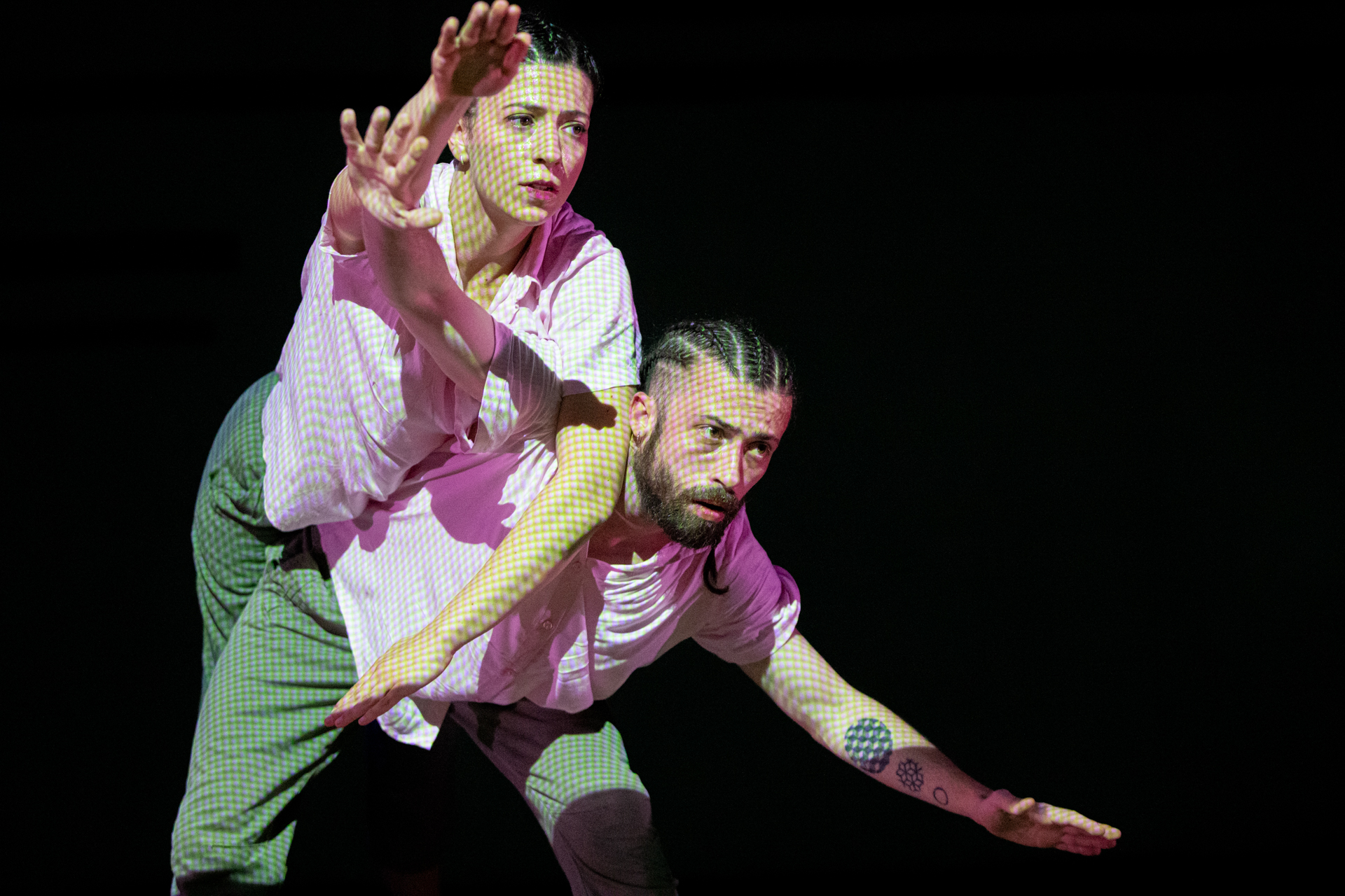 Performance di danza dinamica al Festival di Spoleto con movimenti espressivi