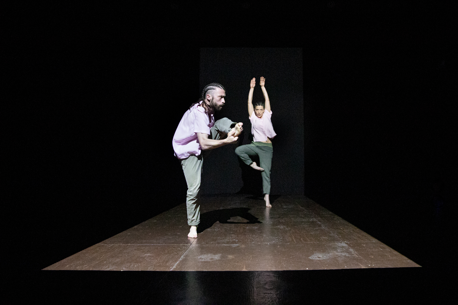 Danza contemporanea al Festival di Spoleto, corpi in movimento sul palcoscenico