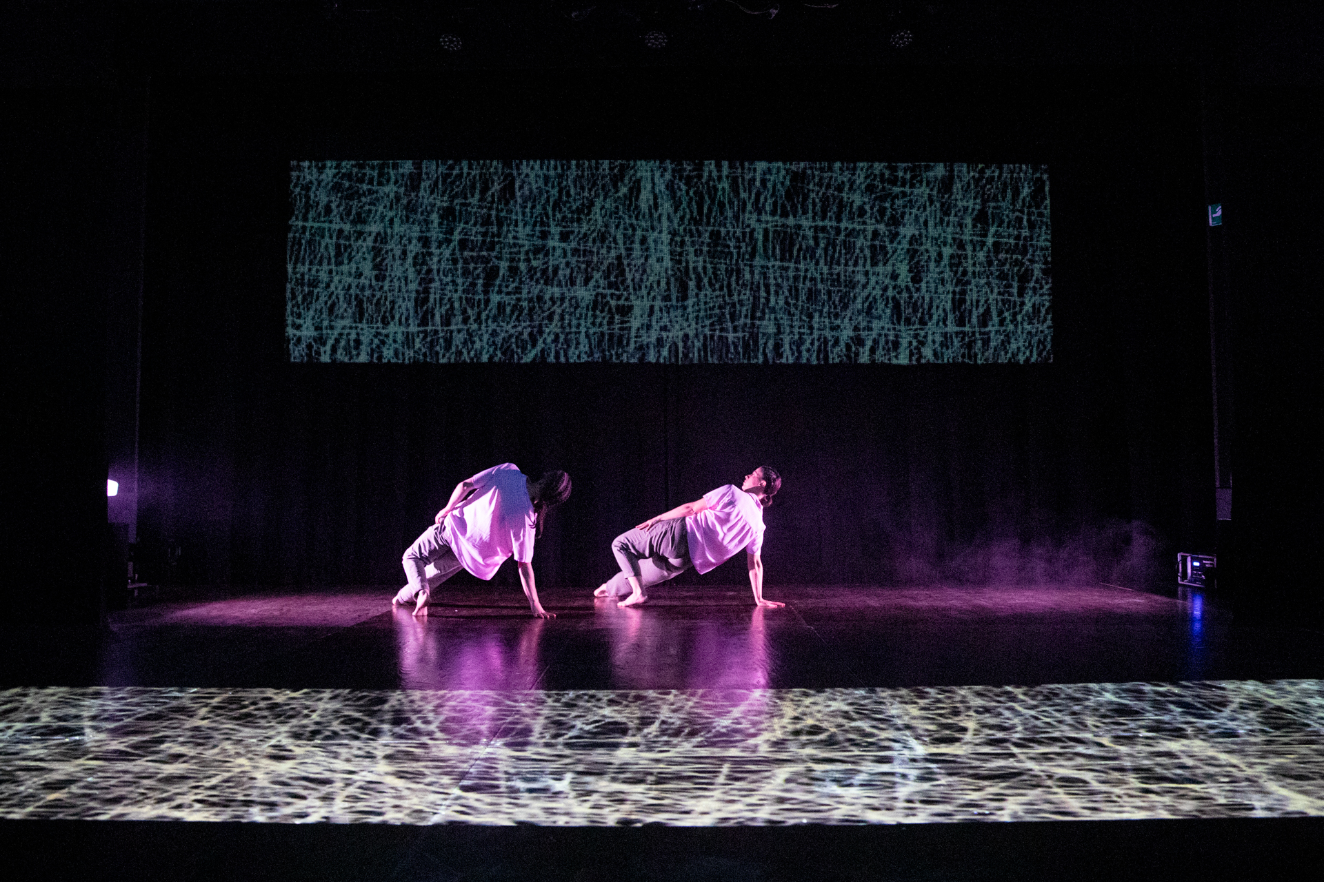 Danza contemporanea al Festival di Spoleto con performer su palcoscenico illuminato