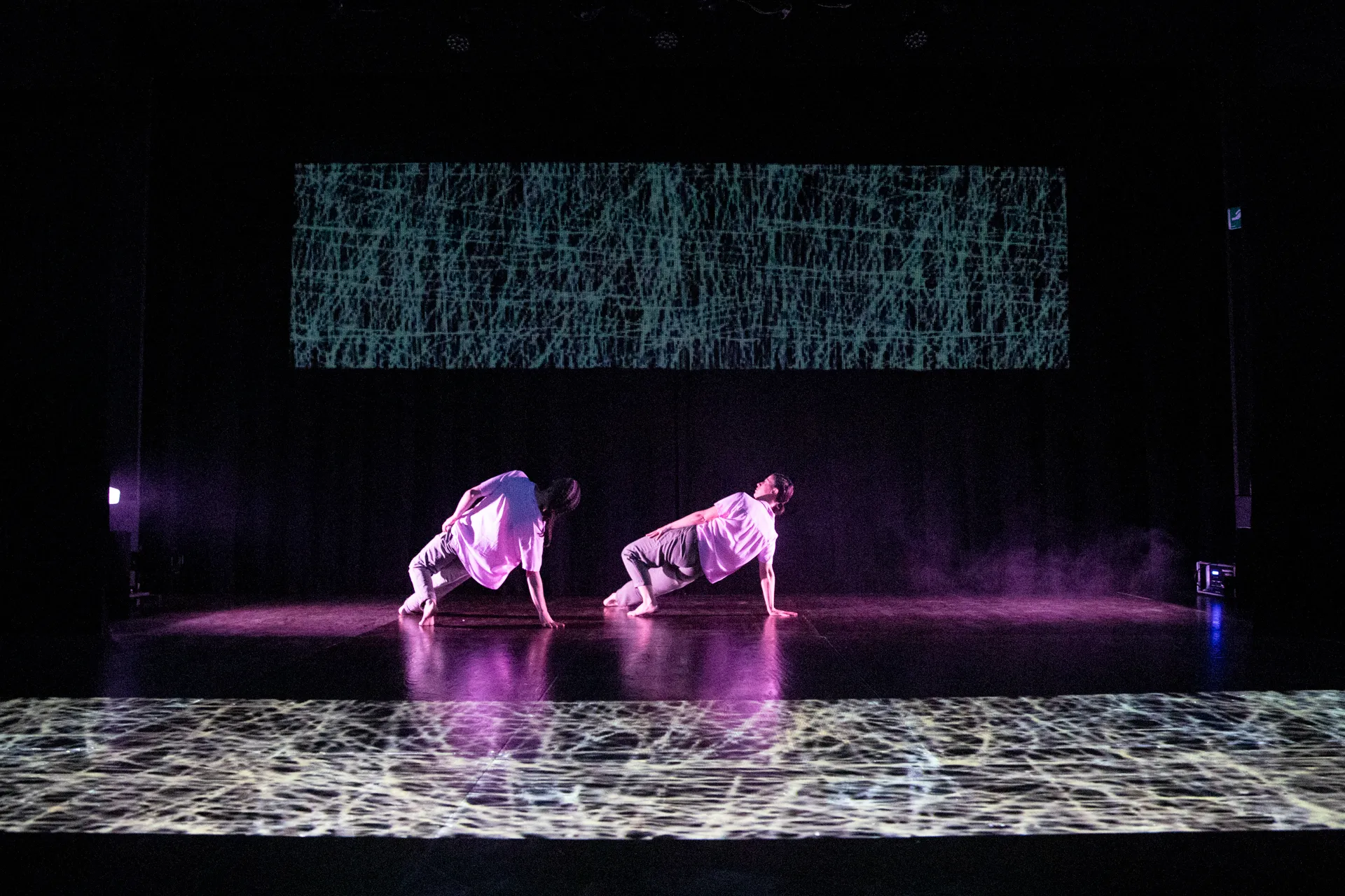 Danza contemporanea al Festival di Spoleto con performer su palcoscenico illuminato