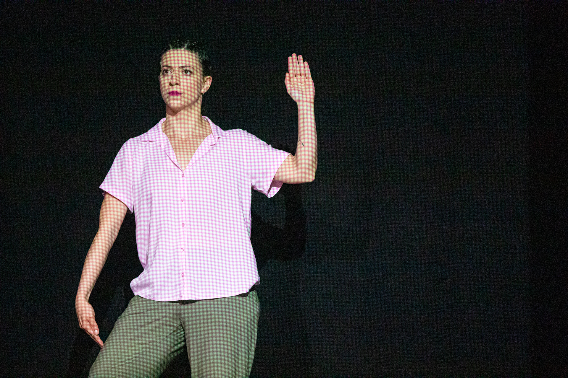 Performance artistica al Festival di Spoleto con ballerino in costume vichy